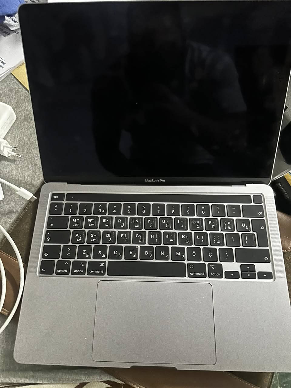 فقط 880 الف 🔥 للبيع لابتوب ابل اخو الجديد بطارية 100‎%‎
MacBook Pro 13-inch 

جهاز نظيف جداً 100‎%‎
(مشحون فقط 24 مرة )  بطارية 100‎%‎
جميع ملحقاتة + جنطة حماية اصلية هدية 
مناسب للشغل، الالعاب ، الدراسة، التصميم ، والمونتاج .

المواصفات:
 •  الشاشة: 13 إنج
 • المعالج: Intel Core i5 رباعي النواة بسرعة 1.4GHz
 •  كرت الشاشة: Intel Iris Plus Graphics 645
 • الرام: 8GB LPDDR3 2133MHz
 • السعة: 256GB SSD
 • المنافذ: 2 × Thunderbolt 3 (USB-C)
 • النظام: macOS Sequoia (أحدث إصدار مدعوم)

المميزات:
 • سرعة عالية بالإقلاع وفتح البرامج 
 • شاشة Retina بدقة وألوان ممتازة 
 • بطارية جيدة جداً 
 • هيكل ألمنيوم فخم وخفيف الوزن
 • مناسب لبرامج مثل Final Cut، Photoshop، Microsoft Office وغيرها

 المكان: ( بغداد الكرخ )

للتواصل واتساب او الاتصال .
***********
