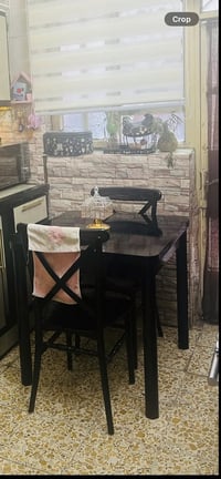 ميز طعام وكراسي • نظيف • الكريعات