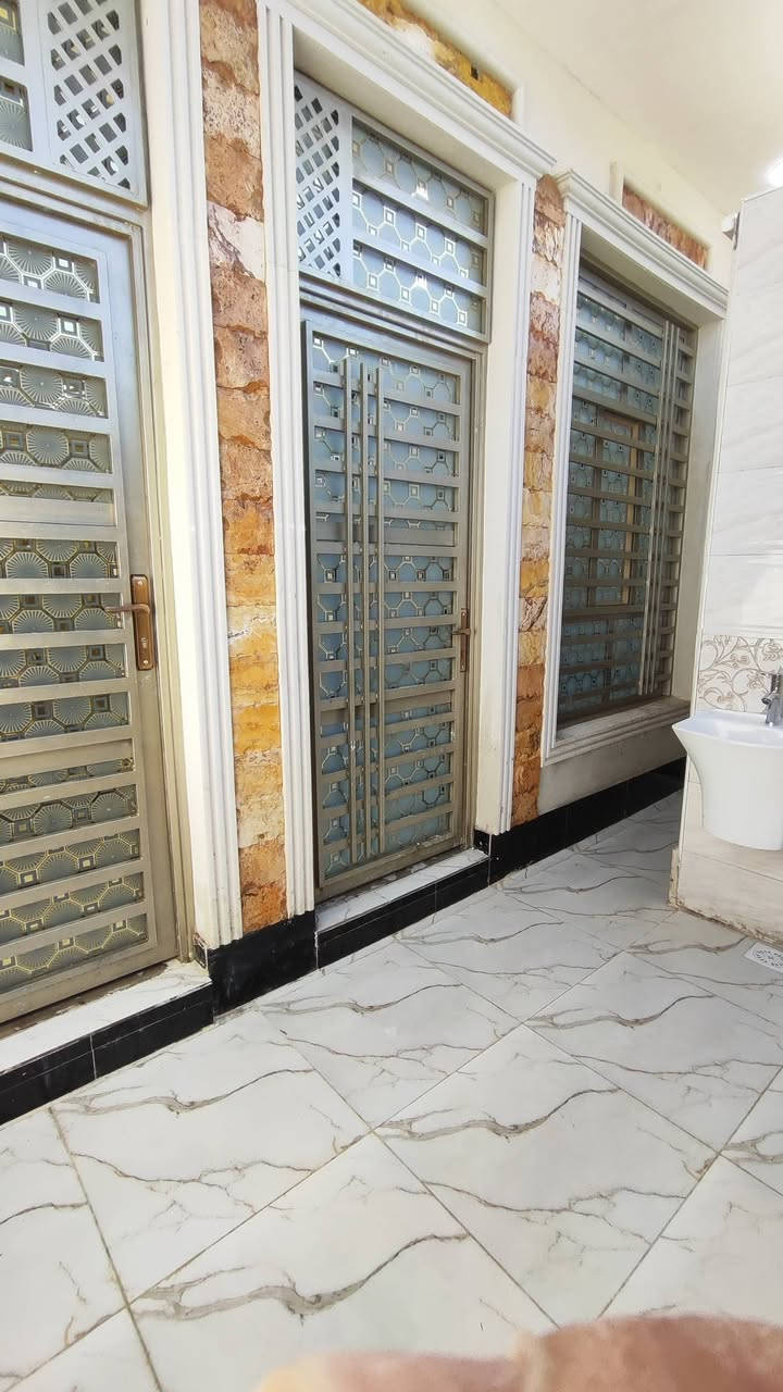 دار للبيع المساحه 100 متر بناء درجه اولى وحديث حي مغريه قرب السوق رقم الهاتف ***********
