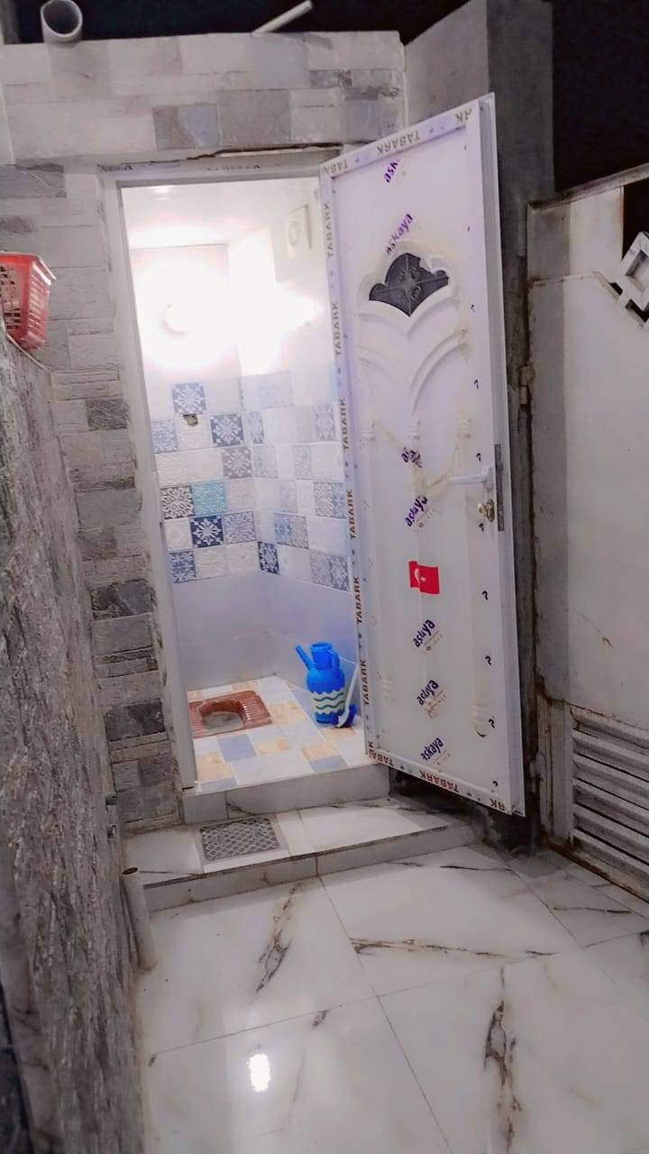 السلام عليكم بيت للبيع ١٠٠ متر بناء حديث غرفه وصاله ومطبخ وبر اني وصحيات بم العصافير قرب مركز الشرطة مكاتبه فقط مشمول بل تطويب ***********
