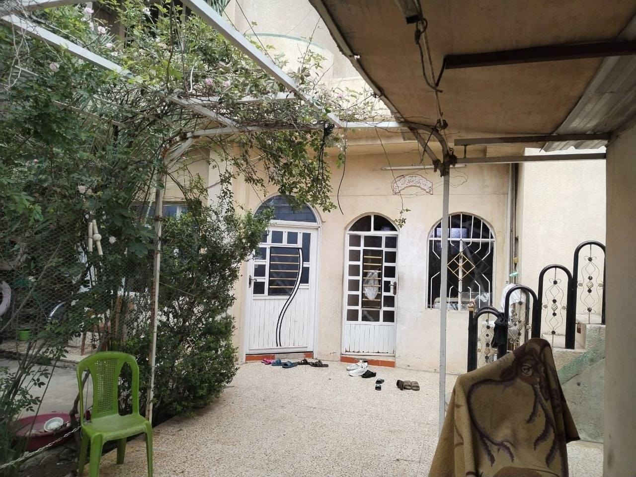 السلام عليكم
بيت للبيع طابق ونص معزول الفوك في حي الانتصار قريب علئ سايدين الصناعة قرب موالدة النور وقاعة اعارس روز
المساحة /220م
الارضي يحتوي علئ 3 غرف وهول وستقبل  ومطبخ وصحيات ومحل خارجي 
الفوك يحتوي علئ غرفه ومطبخ وصحيات 
ملك صرف بأسم صاحبه السعر اتصل على الأرقام : ***********
***********
