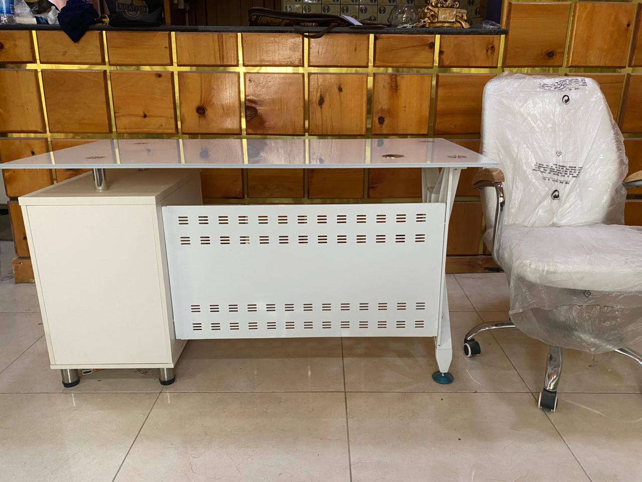 ميز مكتبي و كرشي جلد اخر موديل و اخر طراز جديدات قبل فتره اخذتها اثنينهم ب٦٠٠ الف من الاسكان و ما استخدمتهم حتى الكرسي بعده بالجيس قفله من الاخير قفله و الي يريد يعامل لا يدخلي خاص اصلا و سعره نهايته المكتب و الكرسي ٢٥٠ الف فقط  مكاني بغداد الكرخ تواصلو ويايه خاص


**إذا كنت صاحب هذا الإعلان وتريد حذفه لأي سبب، رجاءا أرسل رسالة إلى الدعم الفني**