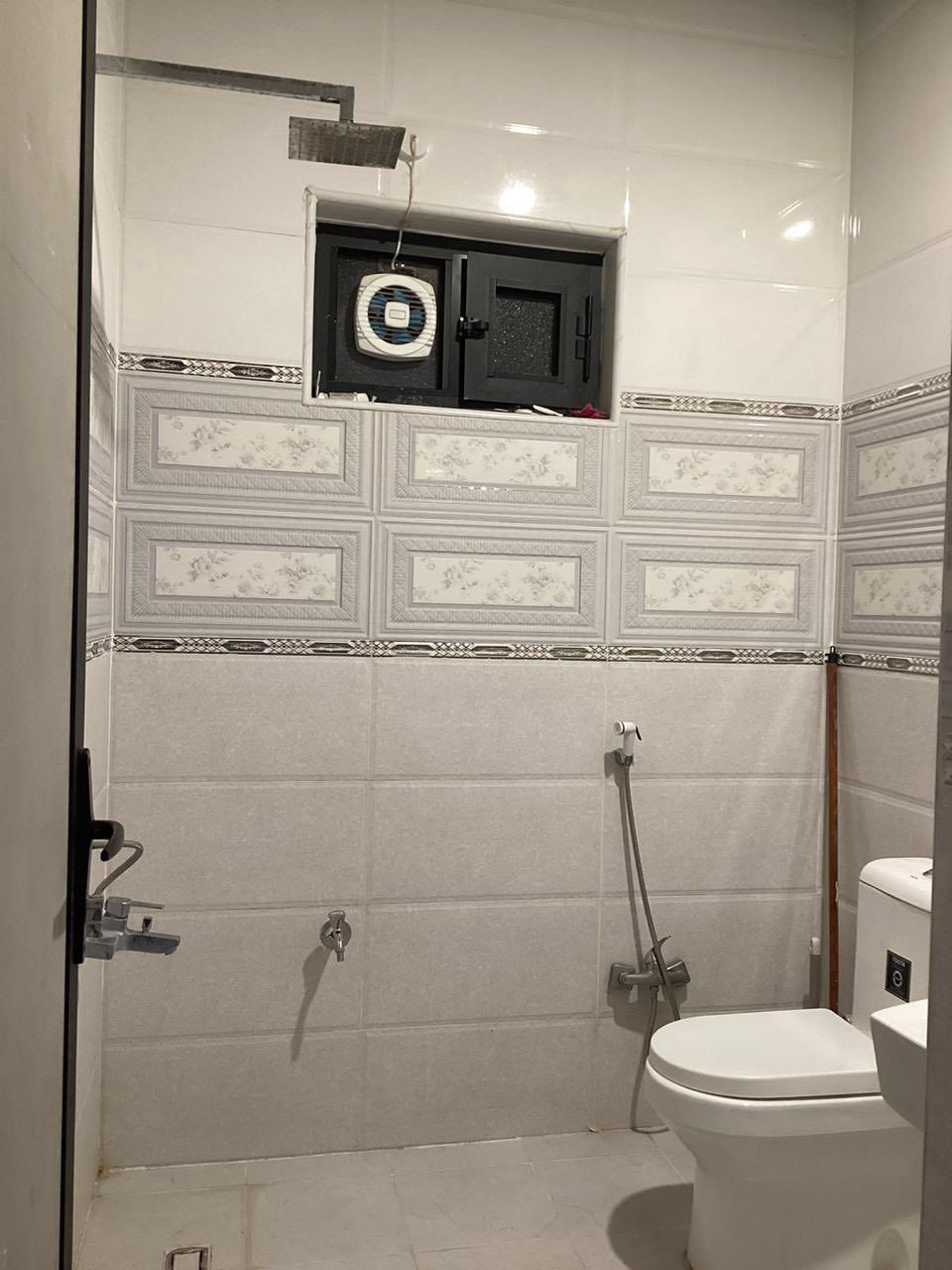 سلام عليكم بيت 🏠 للبيع مساحةً 100 متر 5 في ✖️ 20
منطقة السريدات 
يحتوي على أربعة غرف نوم 🛌 
واستقبال ومطبخ معزول بالإضافة الى خدمات صحية فوك وجوة
والسعر 125 مليون 
للاستفسار اكثر الاتصال على الرقم ***********
علي الزيدي للعقار تحياتي لكم جميعا وإلى مدير 👨‍💼 الكروب
