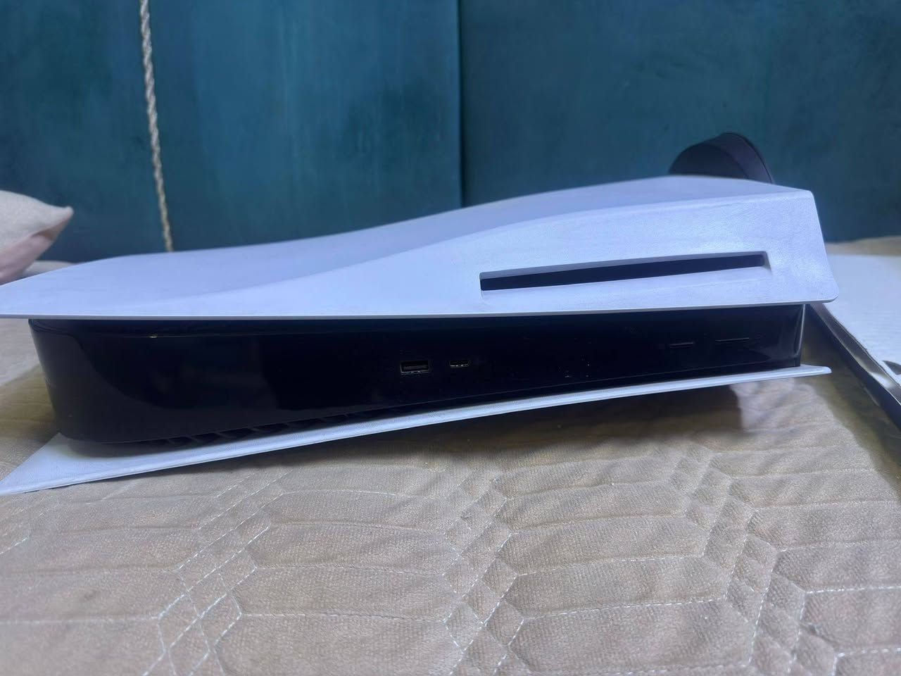 #ملاحظة_مكلف_بالنشر
🎮 عرض مميز لعشاق الألعاب 🎮

للبيع PlayStation 5 نسخة الأقراص (Disc) فات بحالة ممتازة جداً ونظيف.

المحتويات:
✅ جهاز PS5 كامل مع الكارتون
✅ 3 جويستيك أصلية DualSense
ملاحظة الجويستيك ٢ شغالات بدون اي مشكلة وحده منهم بيها مشكلة بالكير
✅ قاعدة شحن لليدات
✅ 7 ألعاب دسك منها:

- GTA V
- Elden Ring
- Astro Bot
- Street Fighter 6
- Dragon’s Dogma 2
- Mortal Kombat 1
- Hogwarts Legacy

💰 السعر: 800,000 دينار فقط

الجهاز شغال 100% وما بي أي مشكلة، جاهز للتجربة.
#ملاحظة_مكلف_بالنشر 
📍 للاستفسار أو الحجز راسلني على الخاص. أو واتساب ***********
