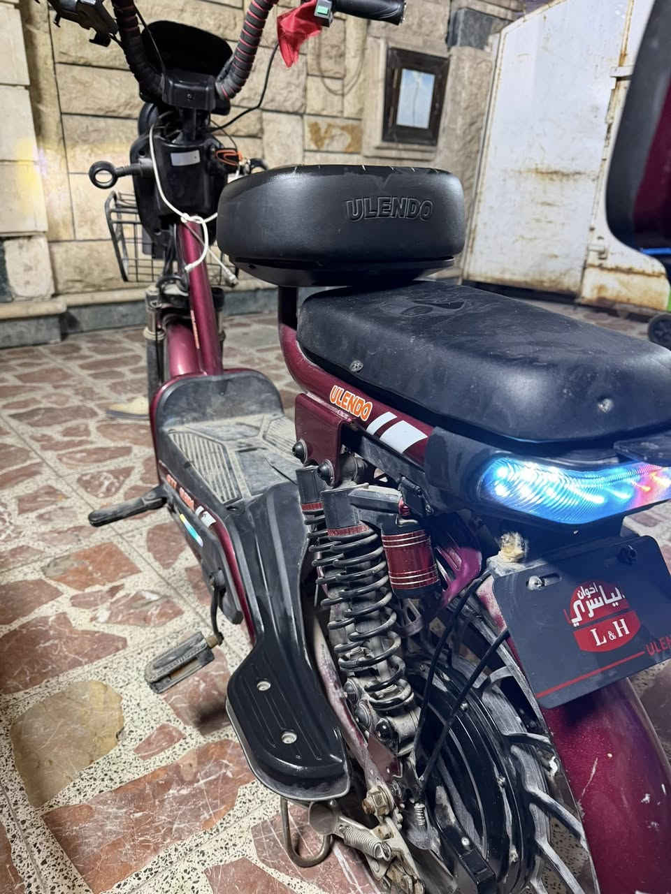 السلام علبكم. دراجه شحن اربع بطاريات جديده نسبه النضافه95بل ميه الدراجه نضيف كلش استعمال قليل نقصهه بس  ويرادله برغي حتى تثبت الشاشه. لان مكسوره قاعده ابرغي تثبت والاشارات كما موضح بل صوره وشاحنتهه الاصليه وياهه   اسويج وبصمه  وبيهه قفل بل ويل وبطاريته جديده. ما متعوبه استعمال. شهر وكم يوم  مابيهه اي نقص الدراجه. السعر350الف  وبيهه مجال حك جيتك  الاستفسار بغداد الشعب.   الرقم*********** متواجد على مدار24 ساعه
