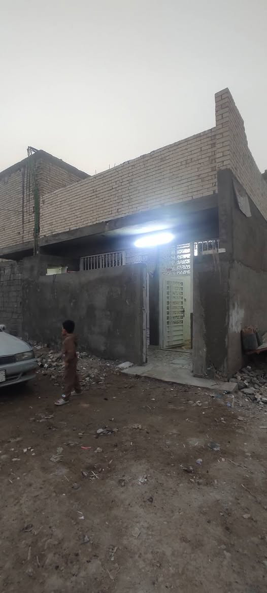 السلام عليكم توفر عندي بيت زراعي واقع حال مكاتبه فقط كامله كل الخدمات ما عده التبليط مساحة البيت 105/جبهه 7/نزال 15/ طابق واحد بناء حديث 2025/موقع البيت البلديات منطقة البستان بين الضباط وشهداء العبيدي قرب سوق الميت شهداء العبيدي قرب مدرسة الشهيد حسين كريدي للاستفسار اكثر *********** الرد او الاتصال ماسنجر واتساب
