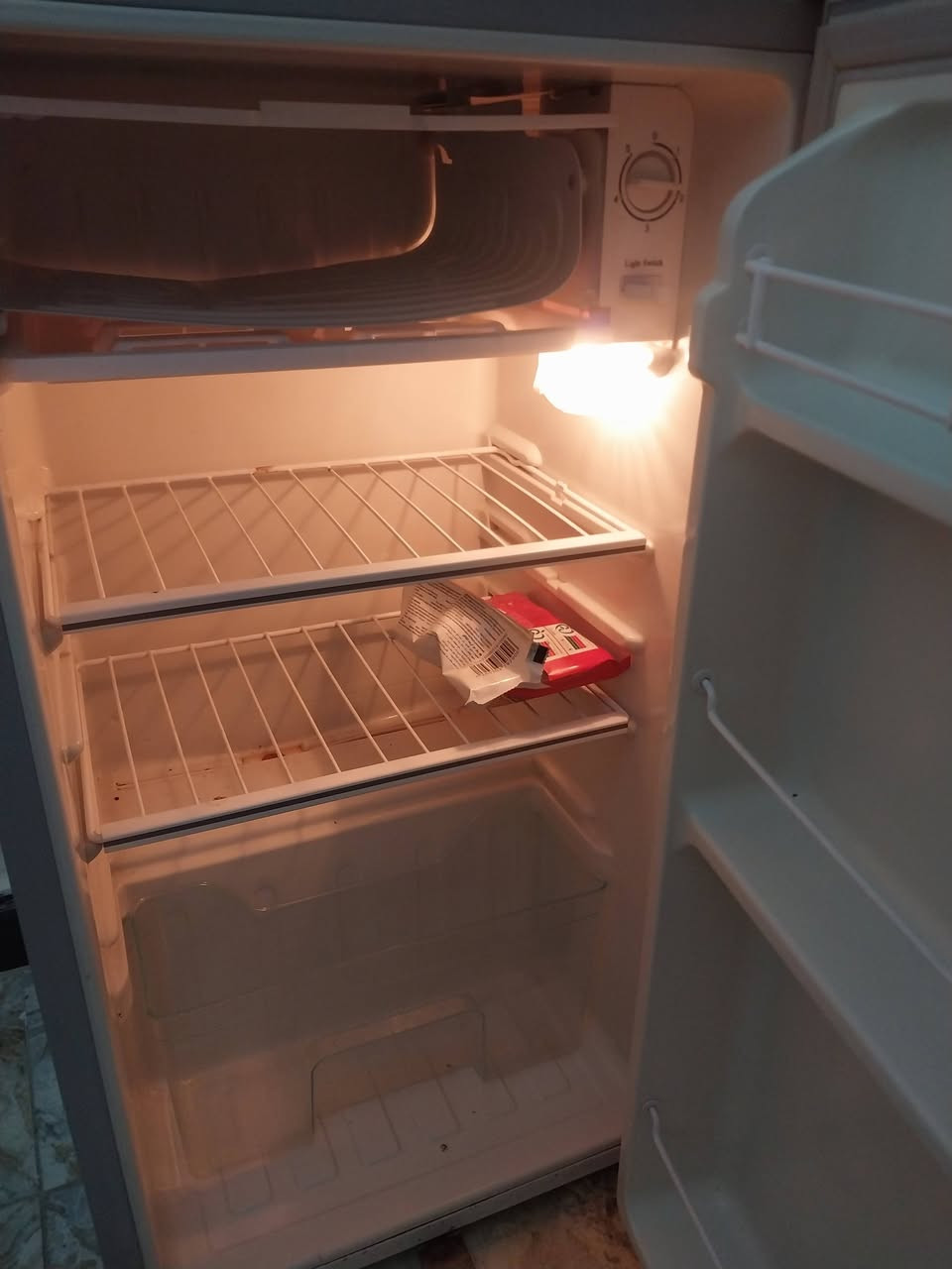 السلام عليكم
ثلاجه حجم صغير جديده نضيفه كلش اي عطل او تصليح مابيها السعر 75 
للاستفسار او الاتصال *********** بي واتساب
