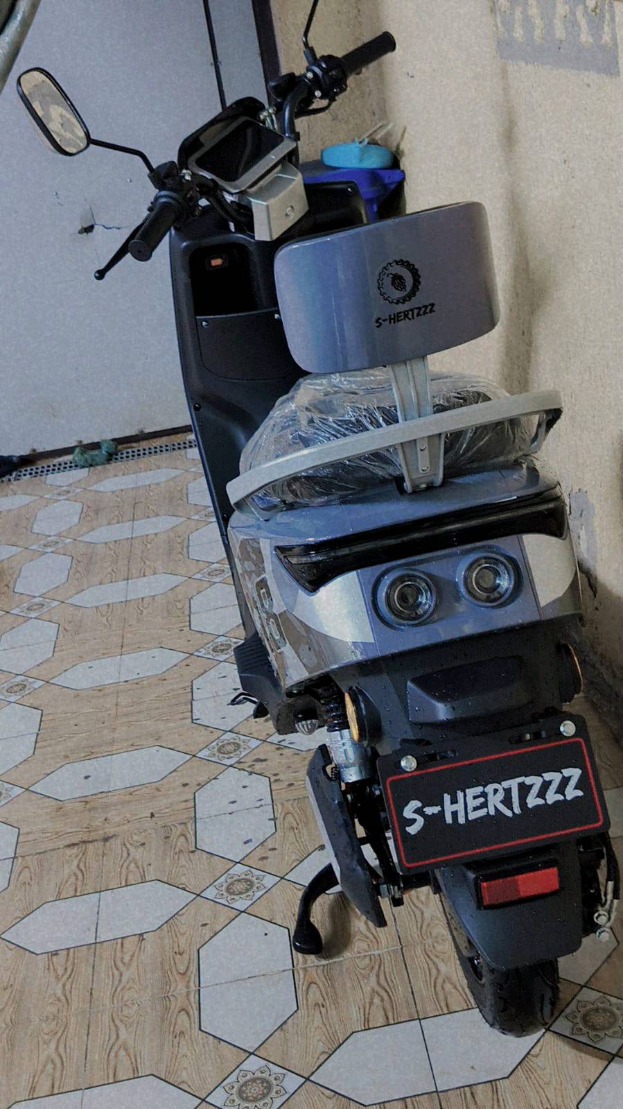 دراجه سكنس شحن 318 فئة السبورت ملفها 3000W بطاريات العدد 6 30A امبير دراجه طياره سرعتها الحقيقه 93 وتمشيك اقل شي 60 كيلو دراجه نظيفه 
1- سويجين وبصمتين وكارتين 
2- بيها فيشه وضع ECO الاقتصادي وفيشه ثانيه وضع SPORT يعني طياره 
العنوان بغداد الحسينية ماخذها بل 900 والسعر.650 وبيها مجال للشراي 
الرقم *********** متوفر واتساب    
الدراجه حييييل نضيفه مكفولة كفاله عامه 
