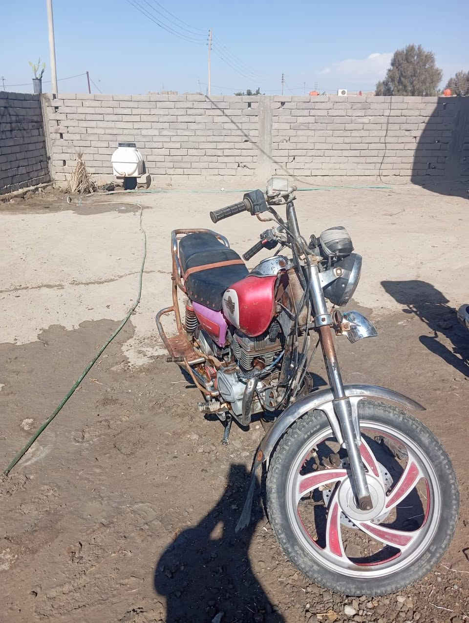 السلام عليكم ورحمة الله وبركاتة
دراجه للبيع دايوان 5كير محرك ماينقص خير من الله 
أدوات متكفل عشائر فقط 
السعر175 
رقم الهاتف /***********
