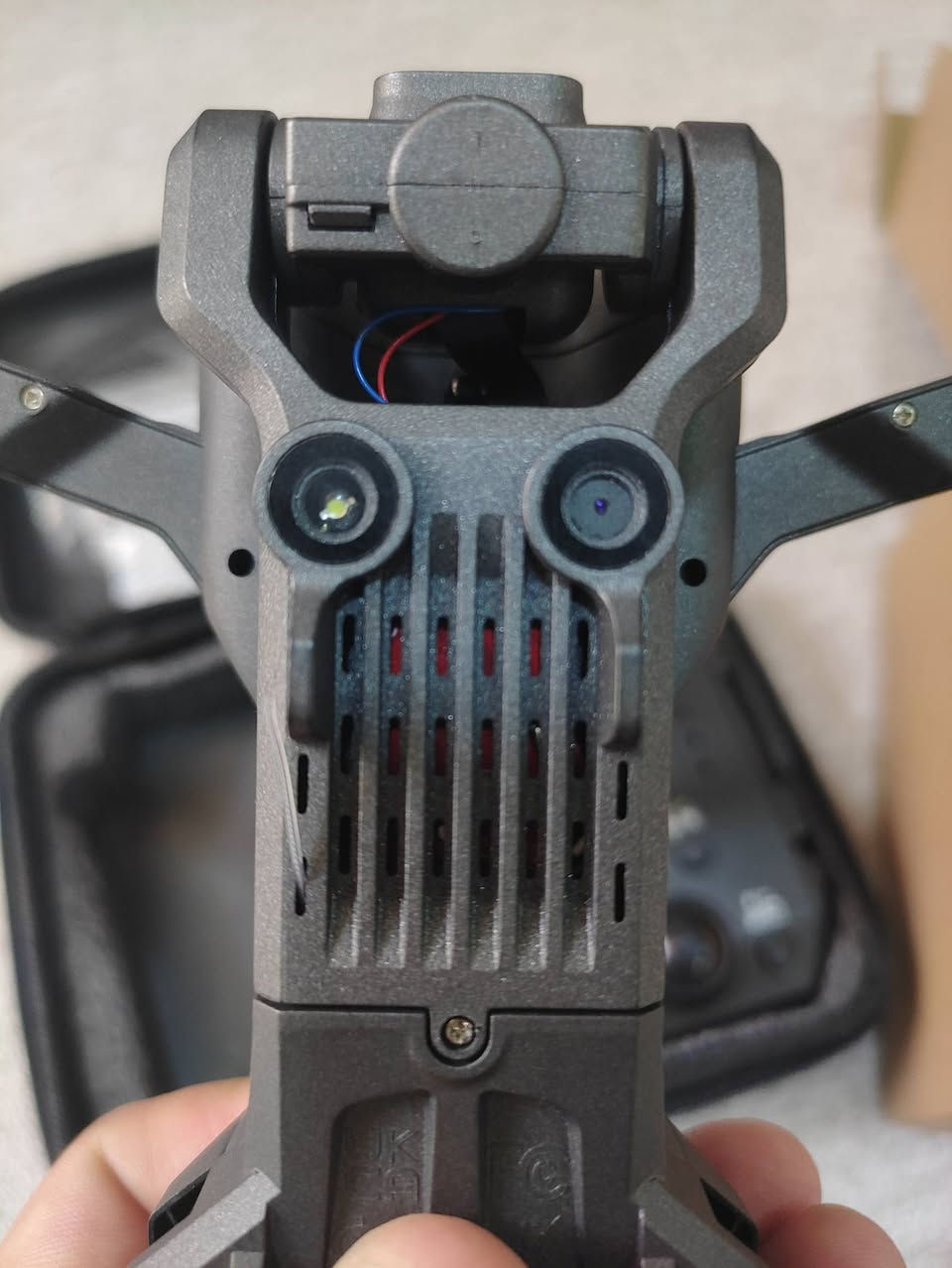 سلاو 
لەسەر ئزنی ئەدمین
درۆنی mini 3 دروستکراوەی شێوەی dji
ماتۆڕی بڕەش لێس
بوونی 3 هەستەوەری لاکان و پێشەوە
دوو کامێرا
کامێرای HD سەپۆرتی 4k
ماوی فڕین 20خولەک 
دوری نریکەی 300مەتر
بەرزی 150مەتر 
هاوسەنگیەکی تەواو
لۆک باڵی زیادە شاحینە لەگەڵە 
ڕەبتی مۆبایل دەبێت و فڕینێکی نەرم 
بۆئەوانەی خولیای درۆن و سەرەتای فێربونیانە زۆر باشە


**إذا كنت صاحب هذا الإعلان وتريد حذفه لأي سبب، رجاءا أرسل رسالة إلى الدعم الفني**
