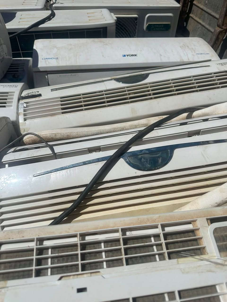 70 سبلت مال شركه مستخدم 3 اشهر نضافه 90/100 
كامل قطّعه خارجية وداخلية وبوريه بغداد المعامل *********** تواصل فقط ع خط ماسنجر مغلق
طن1  القطعه سعرها 160 الف
