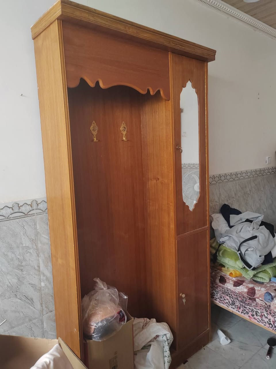 السلام عليكم غرفه اخشاب للبيع السعر400الف نضيفه راعيه معتاز ويريد يبيعه للاتصال ***********
