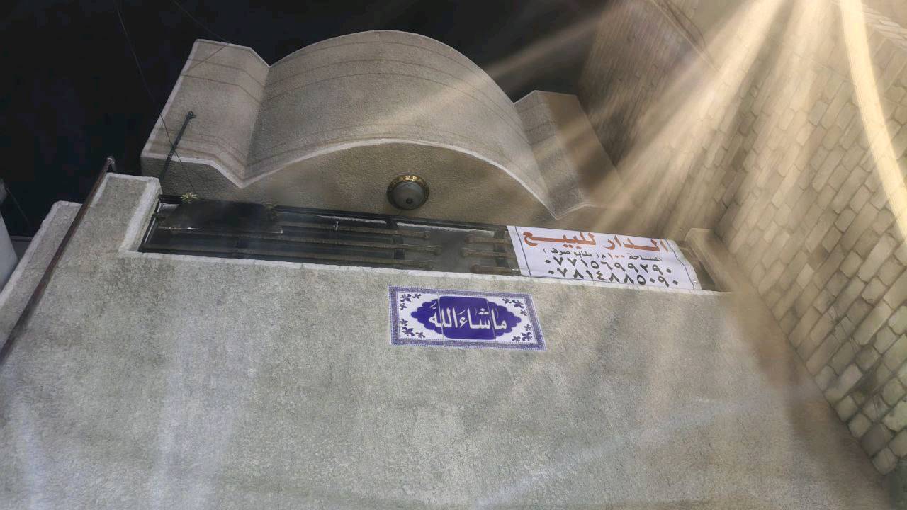 ​📐 المساحة: 100 متر مربع.
​🛋️ الاستقبال: صالة استقبال واسعة ومرتبة.
​🍳 المطبخ: نظام (حار / بارد) بتصميم عملي ومميز.
​🛏️ الغرف: 3 غرف نوم مريحة.
​🚿 الخدمات: 2 حمام (موزعة بشكل ممتاز).
​✨ الحالة: نظيف جداً وبناء بحالة ممتازة.
​📍 الموقع: الدورة - أبو دشير / بالقرب من تقاطع الشهداء (موقع قريب من الخدمات والأسواق).
💰 سعر الإيجار: 550 ألف دينار عراقي (شهرياً).
الدار على شكد طابق؟ وبيها درج أو سطح أو حوش؟: 
طابقين
هل الإيجار يشمل الماي والكهرباء والمجاري، وشكد وضع المولدة/العداد؟: 
الكهرباء الماء على المؤجر
البيت مفروش لو فارغ؟ وإذا بيه أثاث أو أجهزة شنو الموجود بالضبط؟: 
فارغ
هل أكو كراج أو مكان لوقوف سيارة؟: 
نعم كراج
شلون شروط الإيجار: عقد كم سنة/شهر، ودفع مقدّم أو تأمين، وهل السعر قابل للتفاوض؟: 
عقد لمدة سنة