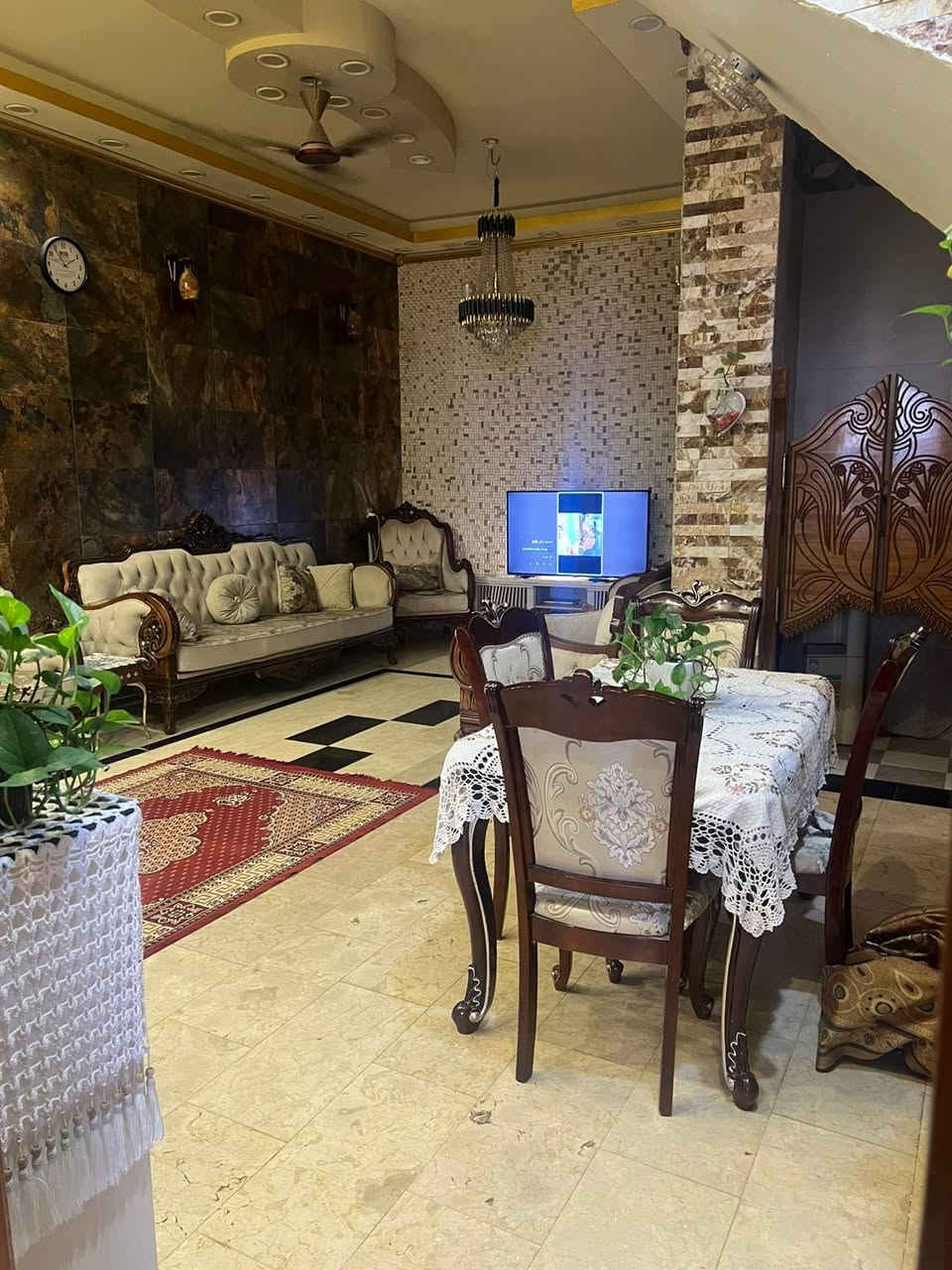 بيت للبيع مساحه 100متر طابقين بناء طابوق درجه اولى بالحر بدايه شارع الكابينات قريب على الشارع العام وقريب على خط الكوسترات موقعه جدا ممتاز طابو زراعي سند 25باسمي تحويل مباشر السعر 165مليون وبي مجال بسيط. ***********
