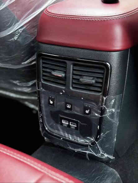 كرايسلر (اوباما) ريد اديشن 1/1
الموديل : 2021 . (كندي) . 

العداد : 32 ميل

المحرك : V6 . 3.6L . 

 

المواصفات :

*  پانوراما . 

* رادار مع مانع تصادم امامي . 

* تحذير الخروج عن المسار . 

* نقطة عمياء . 

* مصابيح امامية زنون مع LED . 

* ويل قياس 20 أنج . 

* حساسات مع مانع تصادم خلفي . 

* بردة خلفية كهربائية . 

* شاشه كبيرة مع نظام ملاحة نفكيشن GPS .

* سستم صوت الپاين مع سماعات بريميوم ودمام بلصندوق.

* مقاعد أمامية كهربائية عدد 2 . 

* ذاكرة لحفظ وضعيات الجلوس (ميموري) . 

* مقاعد أمامية تبريد وتدفئة . 

* مقاعد خلفية تدفئة . 

* تشغيل عن بعد . 

* ستيرن كهربائي . 

* تدفئة ستيرن . 

* محدد سرعة . 

* تلفون بلوتوث . 

* كاميرا خلفية .

* مرايا متحسسة للاضاءة العالية .

* كير شفتر بالستيرن . 

* دخول ذكي (بصمة) .

بدون صبغ 

بيها اقل من الشبر بارد

هزة وسنوية جديد

رقم اربيل انكليزي

مكان السياره تكريت

 رقم *********** سعره (360)
