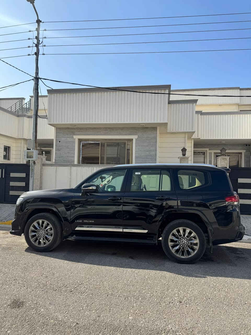 ﷽
بسعر مناااااااسب جداً 
‏‎سلام عليكم 
 للبيع او مراوس 🌹
� لاندكروز بريم 2024 GXR -Limited 🌟
🔹 المواصفات العامة:
 • موديل: 2024 
 • المكينة: 4000 CC تنفس طبيعي 
 • ماشيه  فقط 33 
 • رقم اربيل بأسمي 
 • مكفولة من كلشي حته من الجكة 
مغلفه PPF بالكامل 
حته الجام تغليف اصلي ابو الضمان 
🔹 الرفاهية والتجهيزات:
باب خلفي كهرباء 
كراسي كهرباء 
4 كامرات 
شباك LED 
3شاشات ام التطبيق 
كراسي تدفئة 
مري شفط 
شاحن لا سلكي 
سايد بريك دكمة 
اوتو هولد 
3 قطع تبريد
 • تبريد  للكشنات الأمامية 
 • شاشات خلفية
 • نظام تحكم منفصل بالتبريد للمقاعد الخلفية
 • شاشة وسطية كبيرة ونظام صوت فاخر
 • فتحات USB، بلوتوث، أنظمة أمان حديثة
🔹 الحالة:
✨ سيارة للذوّاقين فقط                          
ديالى بعقوبه 
لاستفسار الاتصال ع الارقام التالية 📲📲
             ‏ (  ***********   )
