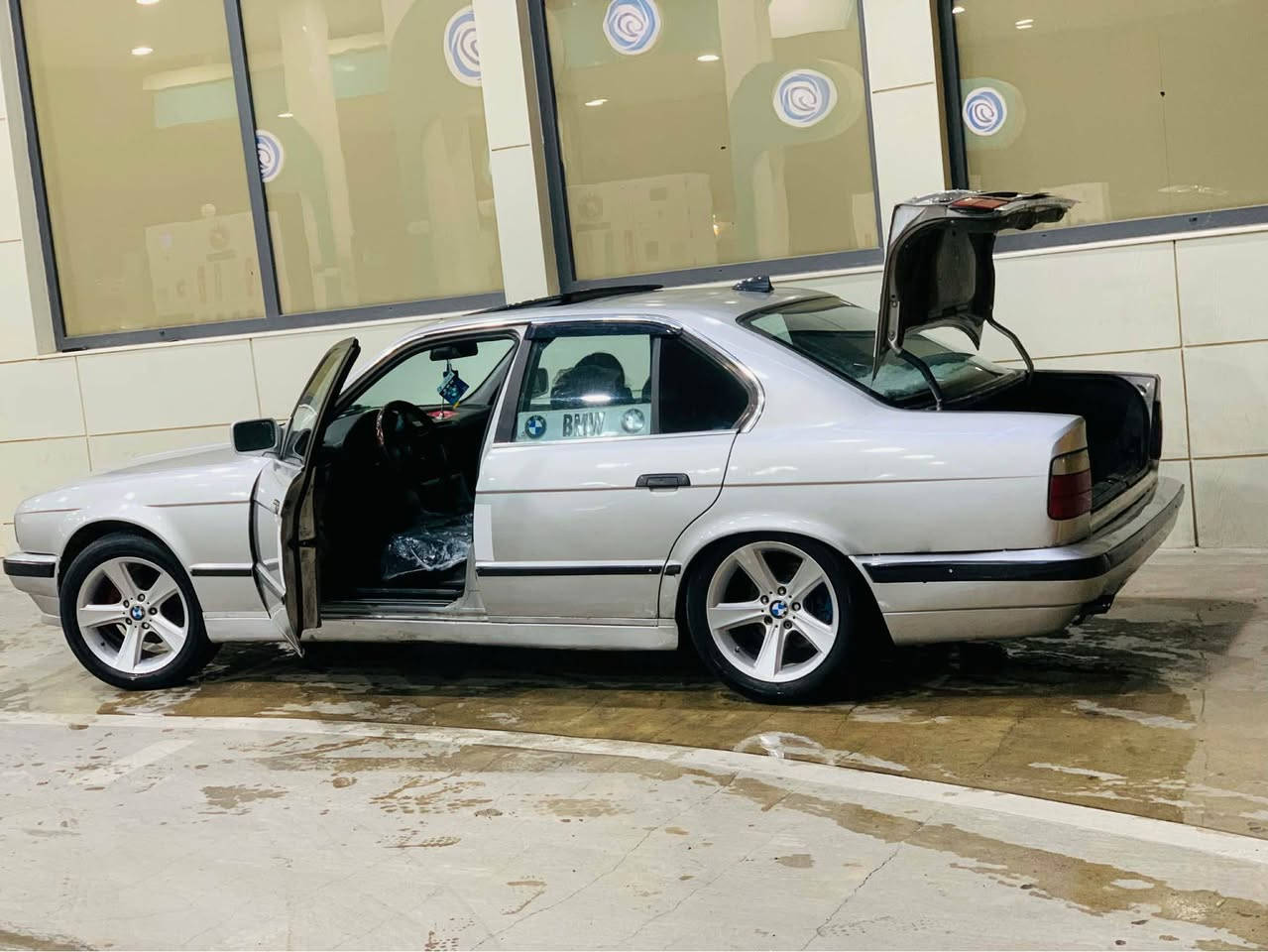 بیئێم بۆفرۆشتن ٥٢٥ گێڕ عادیە مۆدێلی ٩٣ یە دوجام کارەباو سڵایتە سڵایتی مەزبوتە سەیارەکە علوجە نوکە دەعمی نییە مەکینەو گێڕی زۆر مەزبوتە ناو ڕەساسییە گێچ ئەڵقەیە سەیارەکە هەیکەلی زۆرجوانە نرخ ٢٧ گەڵاو معامەلە ئەگەر موشتەرینیت سەری منو خۆشت مەهێشێنە ژمارەی موبایل *********** Singapore
