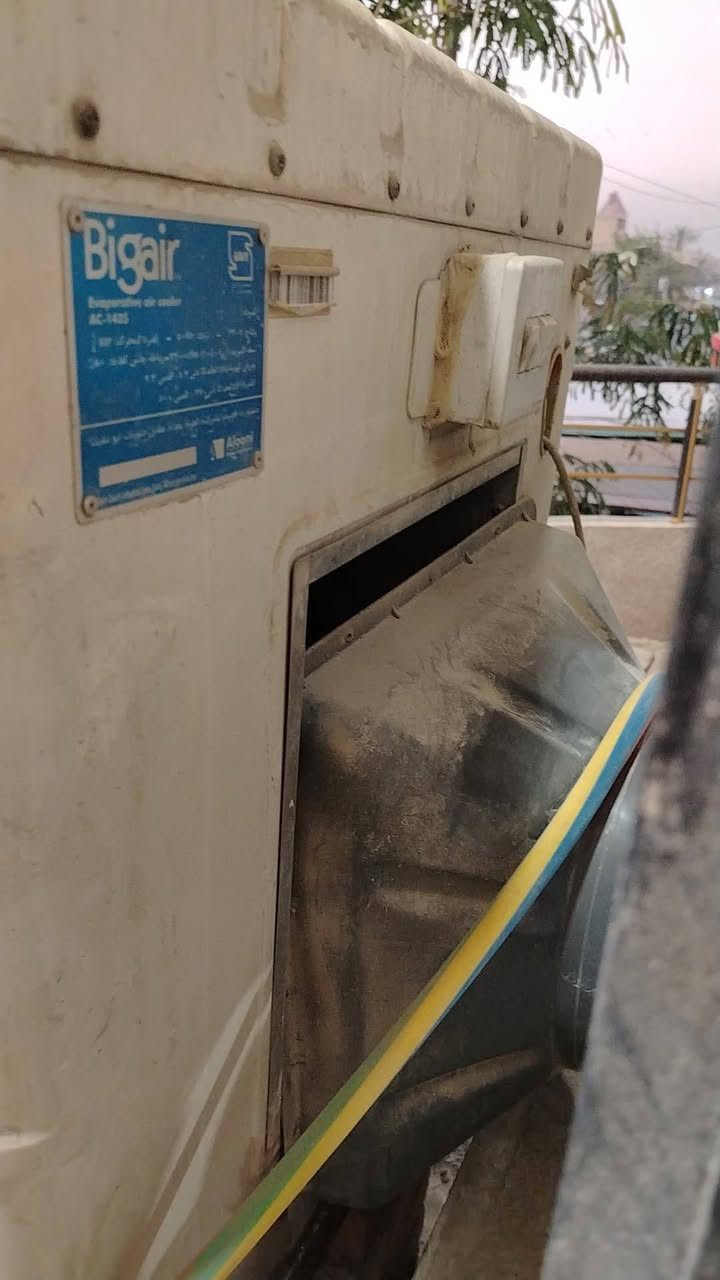 مبرده الونا الأصلي حجم الوسط شغاله ١٠٠٪
بس الكشر الخارجي يرادله تنضيف 
السعر ٨٠ ألف 
***********
