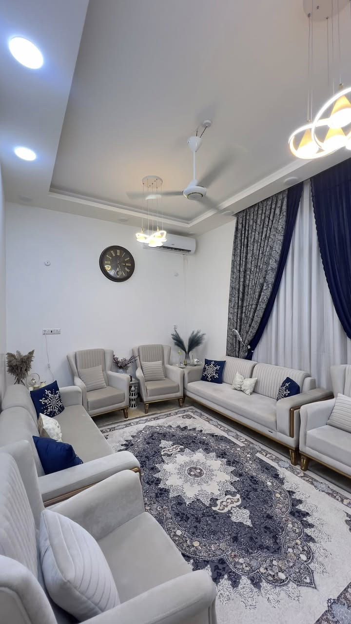 السلام عليكم 
بيت للبيع 
الموقع : شارع 60 العرضي أول بيت بأول فرع 
رقم القطعة : 48011 
المساحة : 100 متر مربع 
4 غرف - استقبال - مطبخ - صالة - 3 صحيات 
بناء ممتاز درجة اولى 

مطلوب لصندوق الاسكان 49 مليون
السعر الكلي 190 مليون وبي مجال 
للتواصل ***********
