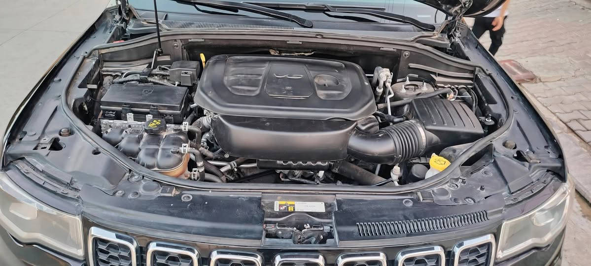بيع مستعجل لغرض عمليه​🚗 جيب غراند شيروكي ليميتد (Jeep Grand Cherokee Limited) للبيع
​السلام عليكم، عارض سيارتي الجيب للبيع، والسيارة ما شاء الله مثل ما واضحة بالصور حيل حلوا الله يشهد 
​الموديل: [2019]
​الفئة: ليميتد (Limited).
​اللون: أسود ملكي.
​الرقم: كركوك (ألماني جديد)، سنوية وهزة جديدة.
​المحرك: 6 سلندر (3.6L).
​
​المسافة المقطوعة: ماشية 110,000 [ كيلومتر].
​🌟 المواصفات:
​بصمة تشغيل +بصمة أبواب+تشغيل عن بعد
​شاشة كبيرة مع كاميرا خلفية وحساسات.
​كراسي جلد (كهرباء).
​جنطة خلفية كهرباء.
​تبريد  قطعتين ثلج، كير ومحرك وجاهزية بشرط الفحص.
​
​🛠️ حالة البودي والضرر:
​السيارة بيها ضربة صايرة بصفحة السايق (مصلحة وجاهزة والسيارة حركتها وتوازنها 100%).
​[ايرباك برده طاك وراجع سستم].
​السعر: 195 ورقة (دفتر و95 ورقة)  وبيه مجال
​مكان السيارة: كركوك.
​للتواصل والاستفسار (واتساب أو اتصال): ***********
