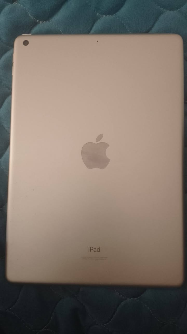 ايباد (الجيل التاسع)ذاكرة 64 
الايباد امانة الله مصارلي اسبوع من جبتة غراضة زلاكة والكارتونة مالتة بس الصبح وكع مني واني كاعد صار بي هاذا الخط الاسود  بس ابد ما بين بلعب الخط يجي ويروح  👇 الايباد نظيف قفلة 185 لاحد يعامل العنوان بغداد ***********
