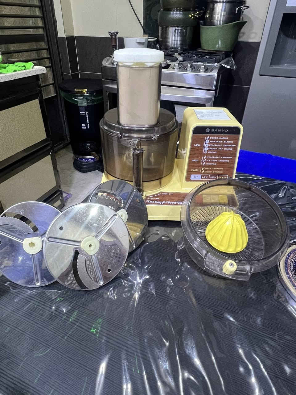 ست البيت
سانيو ياباني. استيراد الاسواق المركزيه 
خمس عمليات 
سكين رئيسي
وثلاث سكاكين مختلفه الاشكال 
اضافه الى عصارة برتقال 
نظيفه جدا


**إذا كنت صاحب هذا الإعلان وتريد حذفه لأي سبب، رجاءا أرسل رسالة إلى الدعم الفني**