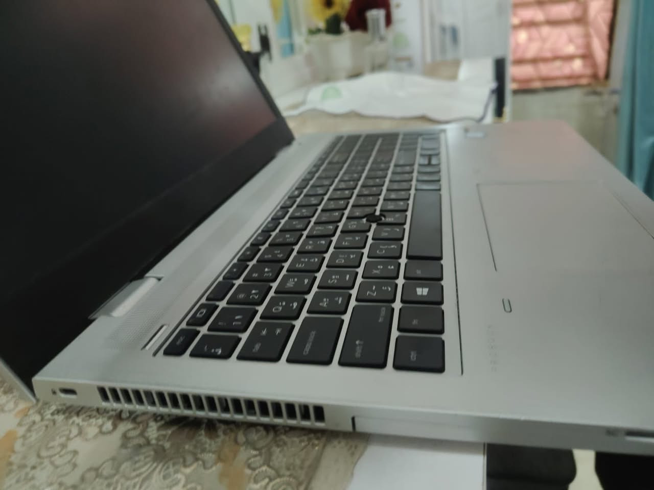 حاسبه للبيع السعر ٣٠٠ قفل عنوان بنوك
Intel Core i5-8365U
تفاصيل المعالج:
 * الموديل: من الجيل الثامن لشركة Intel.
 * عدد الأنوية: رباعي النواة (4 Cores).
 * السرعة: التردد الأساسي هو 1.60 جيجاهرتز، ويصل مع خاصية "Turbo Boost" إلى 4.10 جيجاهرتز.
 * الفئة: يتميز هذا المعالج بدعم تقنية vPro، مما يجعله ممتازاً للأعمال المكتبية والأمان.
معلومات إضافية عن الجهاز:
 * نوع الجهاز: HP ProBook 650 G5.
 * نظام التشغيل الأصلي: يدعم ويندوز 10 بشكل أساسي وقابل للترقية لويندوز 11.


**إذا كنت صاحب هذا الإعلان وتريد حذفه لأي سبب، رجاءا أرسل رسالة إلى الدعم الفني**