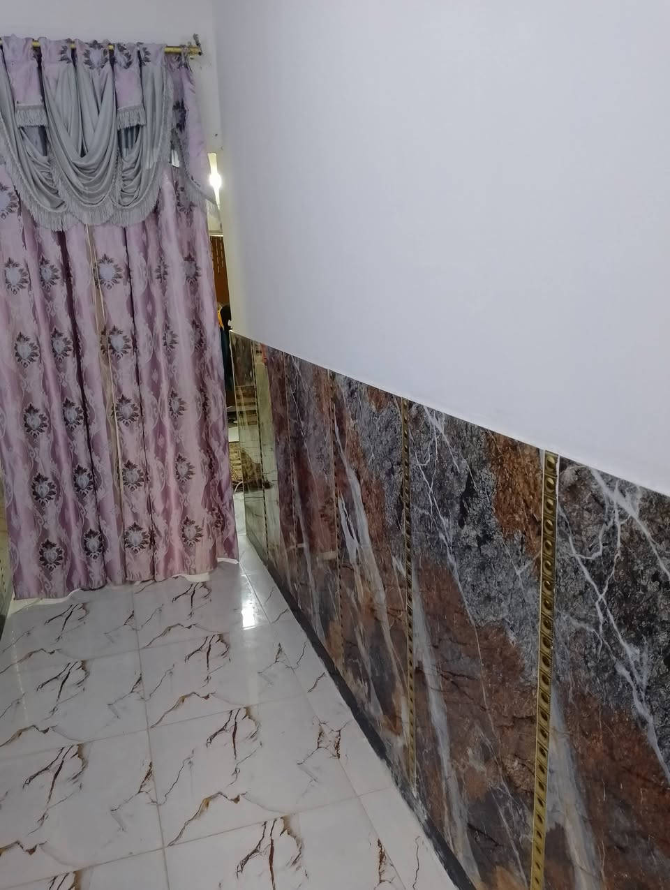 يوجد بيت زراعي مساحة 100 متر يشتمل على غرفة واحدة وديوانية وهول وحمام خارجي وداخلي طابق واحد فقط هاتف ***********
