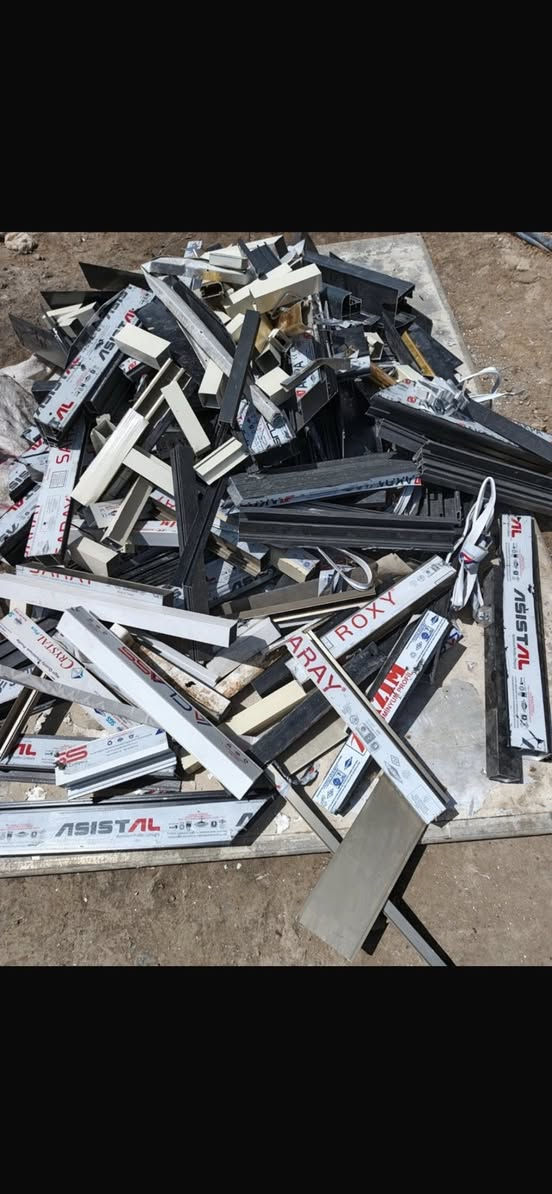 اشتري مسطره الالمنيوم شرط النضافه لا نايلون ولا حديد الكيلو ب 3100 مطروح داخل بغداد وين مكانك اجيك وايضا فضله الالمنيوم مال كصات المعامل *********** علما فلوس نقدا
