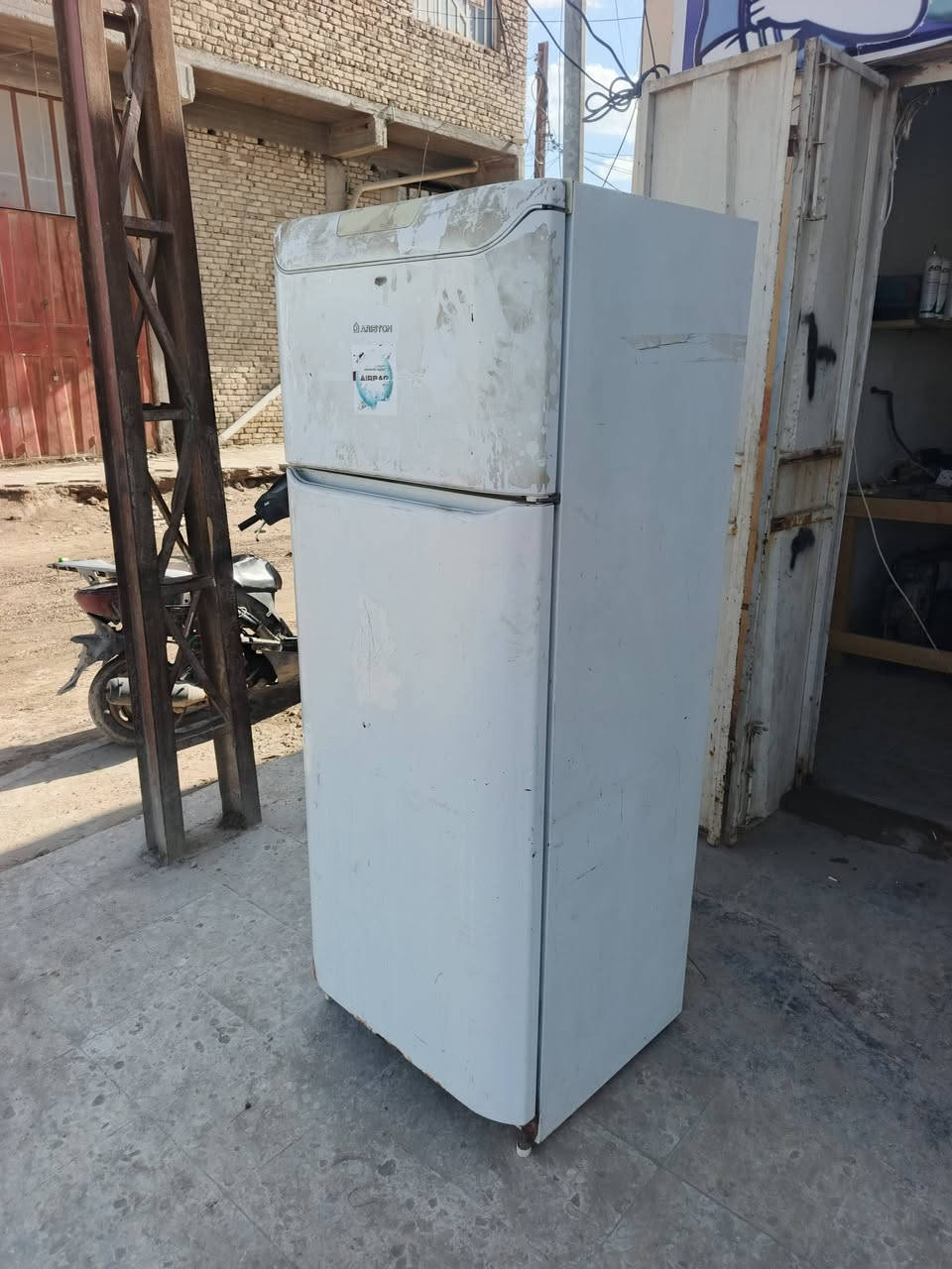 ثلاجه ومجمده نضيفات كلش شرط التبريد مكان ديوانيه ***********
