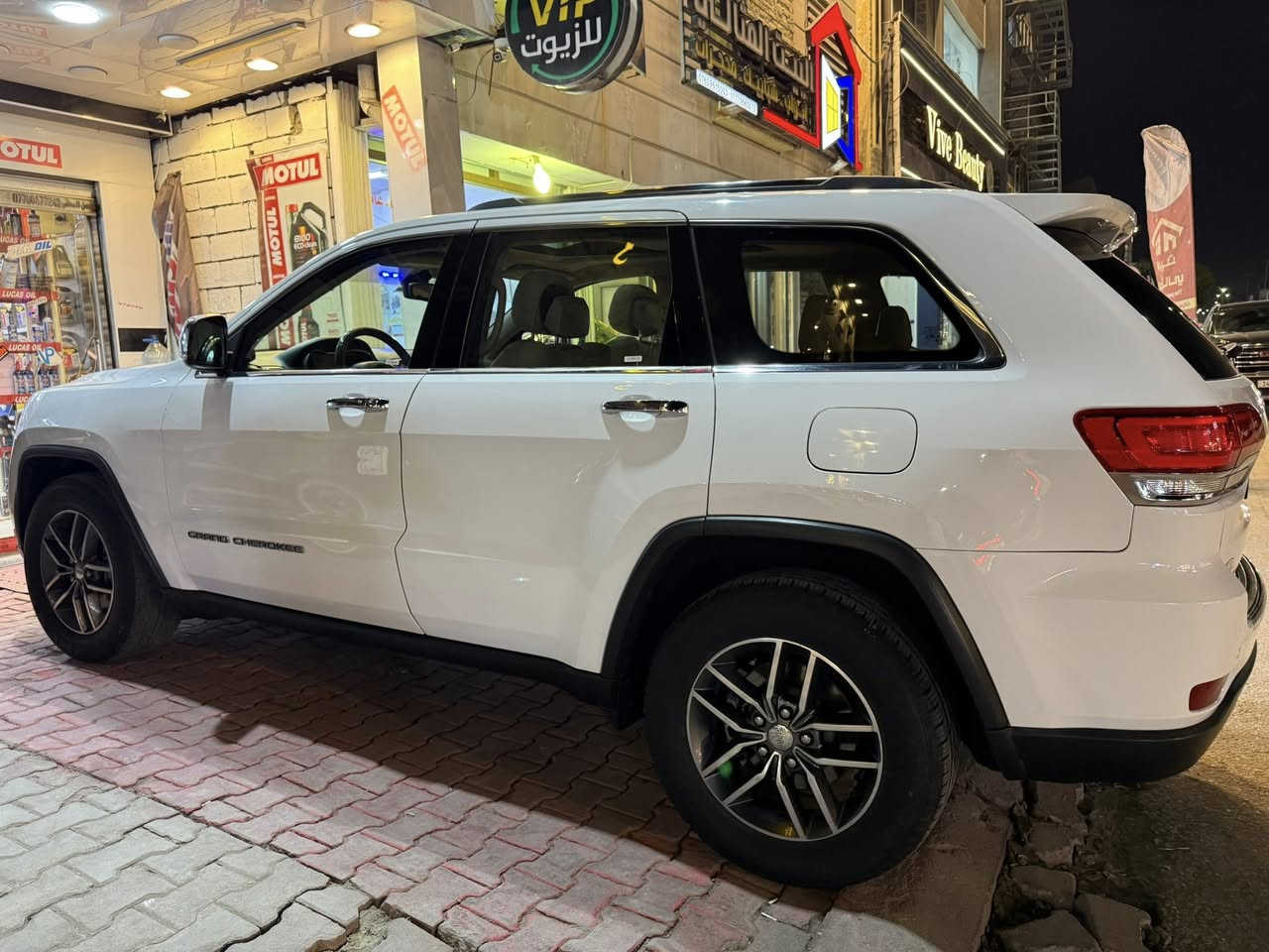 للبيع جيب كراند شيروكي 2017 فول مواصفات 1/1 
السعر 195$ وبيهه مجال جيتك 
رقم اربيل بسمنه تحويل مباشر او وكاله لعجبك السياره وارد كلين تايتل مواصفات خليجيه داخل عسلي المواصفات:
 بانوراما 
لايت متحرك زنن
كشنات تدفئه تبريد 
ستيرن تدفئه 
خزن ميموري وضعيتين
ستيرن كهربائي 
كشن العبري كهربايي 
صندوق كهربائي شفط
تشغيل عن بعد 
حساسات خلفيه 
رادار خلفي توقف ذاتي 
السياره تو ويل المرغوب 
هزه وسونيه جديده لل2028
السياره صار بيهه طخات بلعراق بدون ارباك 
جاملق سايق مبدل نفس الون وكصت البنيد صبغ وصفحت العبري جاملق ولباب كارت تكحيل  ولباب الوره وجاملق بي كلير من امريكا بدون حادث ولا ايرباك 
السياره ابد ماملوعوب بيهه ولامفتوحه مكينه شرط الفحص السياره بلاد مفتوحه سرعه 240 
السياره ماشيه حاليا 85،000 ميل 
حداديه جديده وتايرات وصيانه عامه ودهن جديد 
للاسفسار: 
***********
مكان السياره البصره الجزائر
