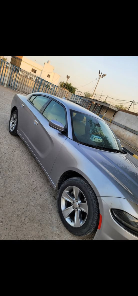 جارجر 2017 عليها منظومة غاز
بيها شخط على طول السيارة ومرشوش 
***********
