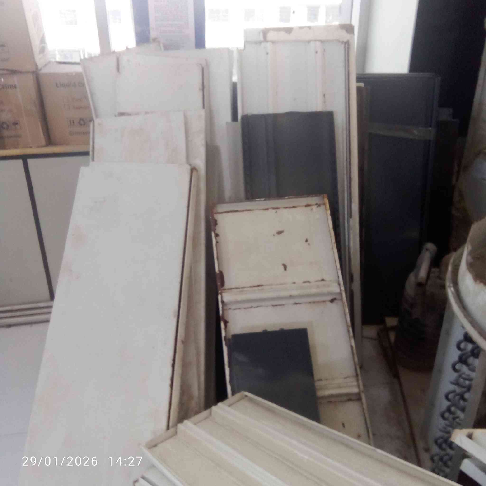 رفوف للبيع كامله عدد كبير للبيع السعر مناسب مستعجلين عالبيع الشراي يتصل ***********
