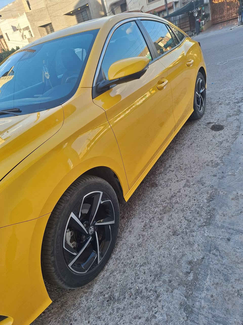 السلام عليكم للبيع سيارة MG GT 2023 فول مواصفات
 مطلوبة للمصرف بعدلها سنتين وتفك والاستقطاع الكتروني اني اكملها
السيارة مضروبة من قبل ومتصلحه 
محرك 1500cc Turbo 173hp عزم 256نيوتن متر تسارع 0-100 8ثوانِ
اضاءات فول LED
گير 7سرعات دبل كلتش DCT
شاشة وسطية 10.1إنج
 عدادات دچيتال 12.3إنج
رادار امامي تحذير تصادم امامي وتحذير خروج عن المسار
گير كهربائي 
سايد بريك كهربائي
نظام اوتو هولد
كرسي السايق وجامة السايق كهرباء
نظام تحكم بالثبات ABS
كاميرات 360°
حساسات خلفية
للتواصل ***********
