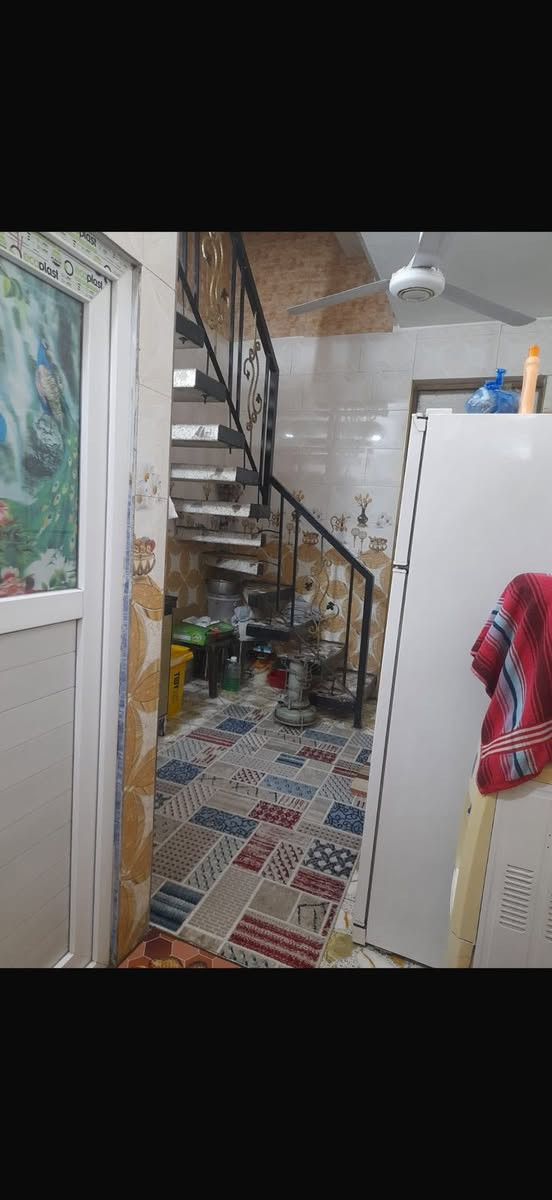 مشتمل للبيع مساحة 57م واجه 3 نزال 19 سنة البناء 2020

ستقبال وحولي وخدمات وغرفه نوم 

طابق الثاني (٢) نوم وخدمات 

معروض بمكتب الكناني *********** 

السعر ١٣٥ مليون وبي مجال
