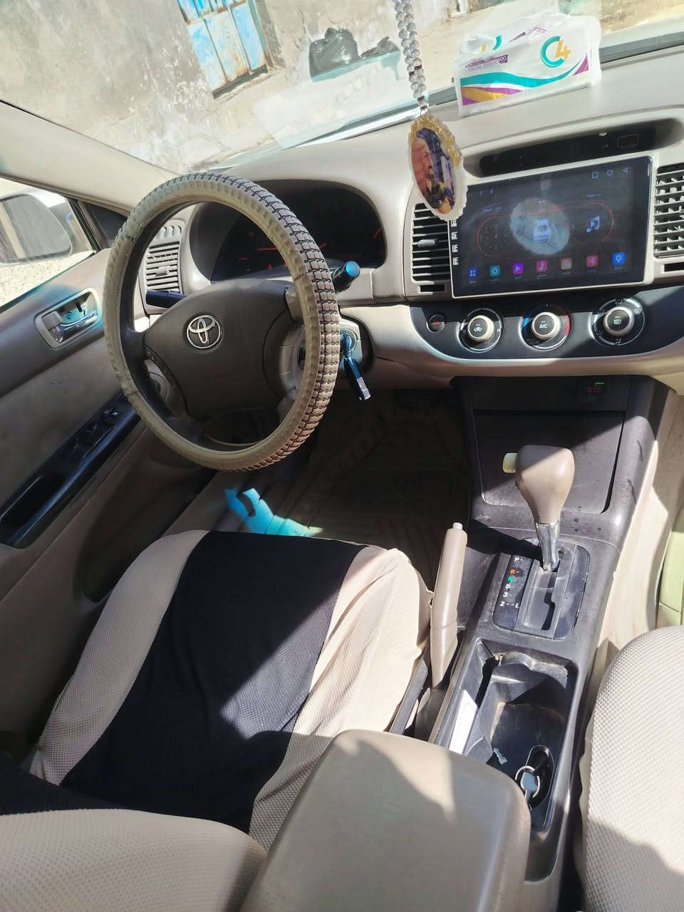 السلام عليكم 
سياره كامري ٢٠٠٥ رقم بغداد المالك بالسماوه والسياره بالسماوه ارشيفها بالسماوه مشروع وطني مداور ثاني يوم مواصفاتها مكينه ٢٤٠٠ مكينه وكير كفاله كشن كهربائي سنتر لوك و شاشه وكامره تايرات صارلهن شهر من شادهن جدد حداديه ٧٥ بالميه ضربتها جاملغ خلفي و امامي ماعابر  رقم صاحب السياره ***********
