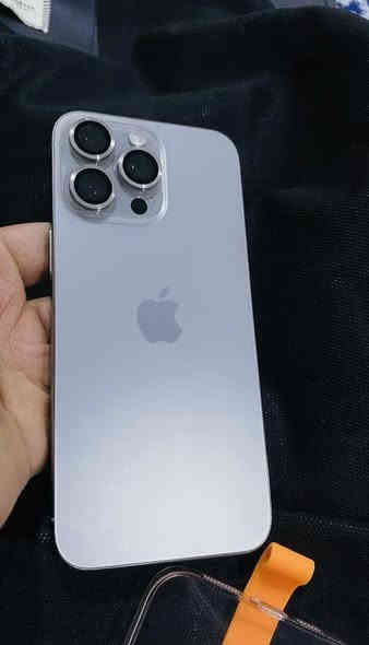 ايفون 15 برو ماكس تيتانيوم 
نضيف شخط مابي امبدل شاشه فقط 
بصمه شغاله ذاكره 256. بطاريه 85 السعر 725
عنوان بغداد الشعله ***********
