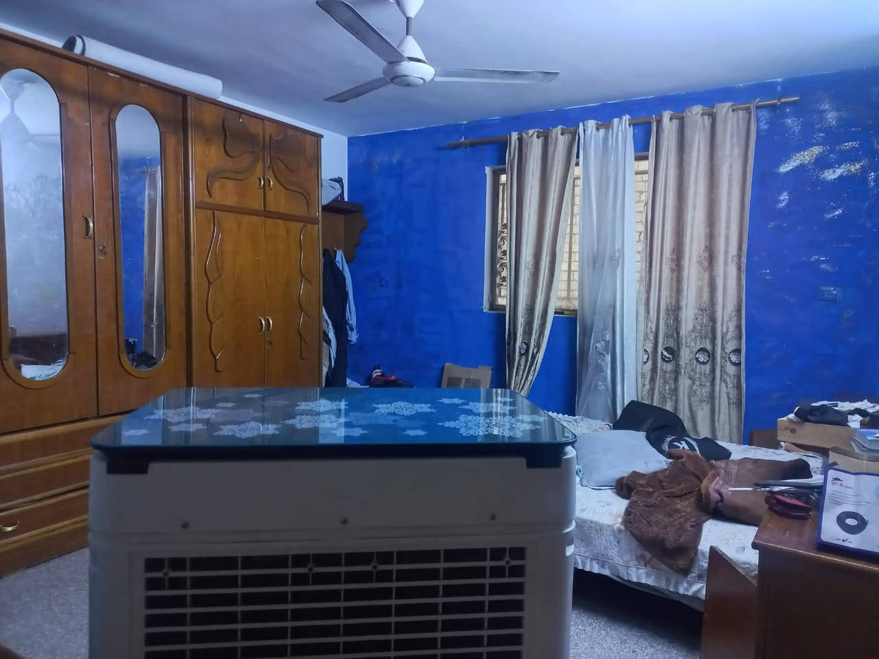 دار ايجار بلديات خلف مطعم بيك جكن مساحته ١٠٠ طابق أعلى بي غرفتين كبيره وصاله كبيره ومطبخ وسطح كبير وحمام ***********
