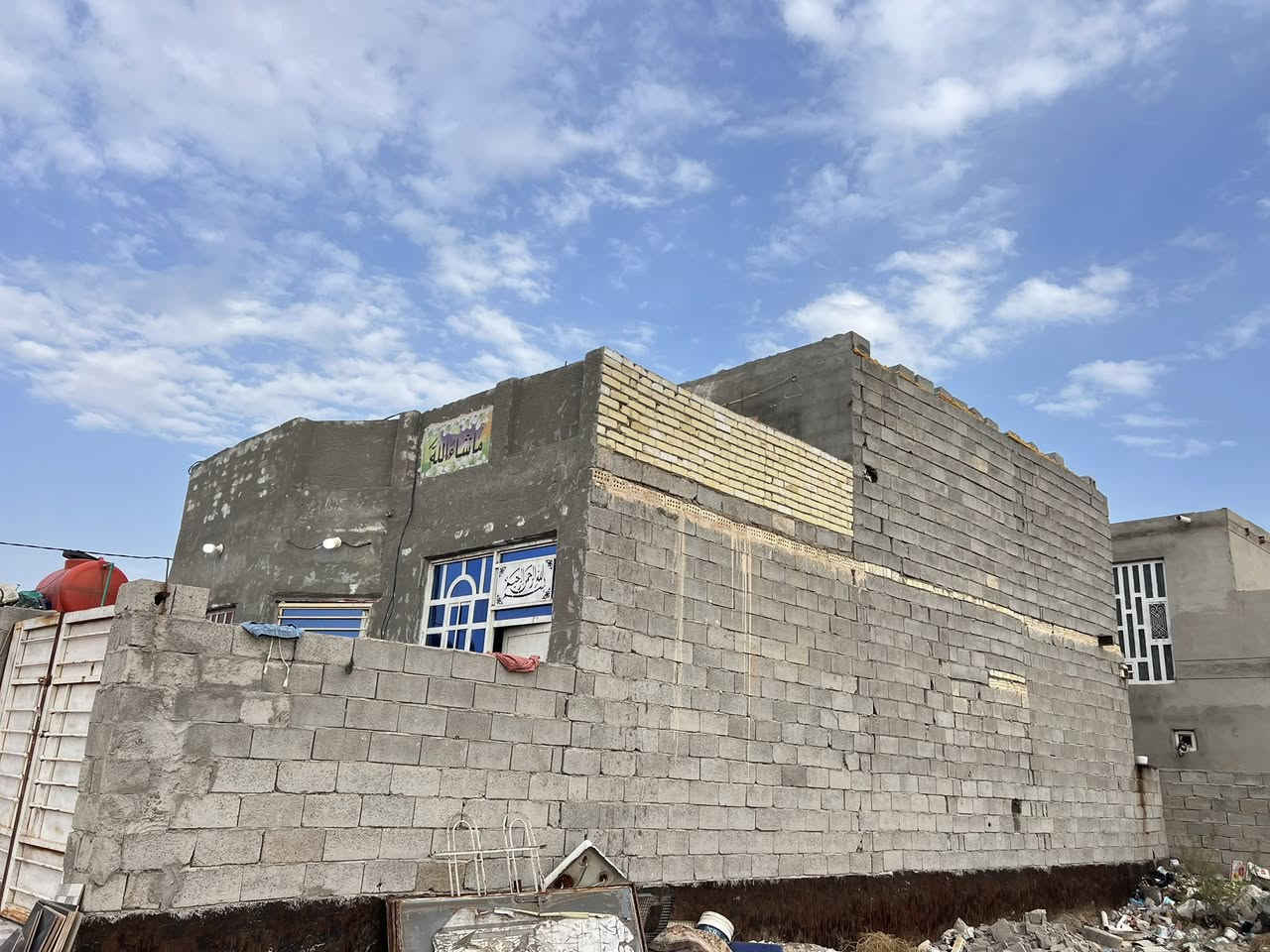 السلام عليكم بيت مساحه 150يتكون من (٤)غرف نوم ٢فوق ٢جوه صاله مطبق وستقبال وصحيات بيت جاهز ماناقص اي شي سيراميك بورسلين كهرباء و ماء وانترنيت خلف ملعب هشام يبعد عن شارع الصيني ٣٠٠متر الشارع ١٠متر  
الاستفسار. 

***********
