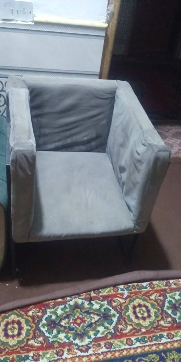 سلام عليكم تخم اخضر والثاني رصاصي للبيع الاخضر 10مقاعد سعره200وبي مجال  الرصاصي وين ماتخلي يرهم وياه طبله الرصاصي مخاده والدوشك مالته كله كامل سعر الرصاصي 175وبي مجال عنواني ناصريه قرب مستشفى التركي تواصل واتساب ***********اوماسنجر
