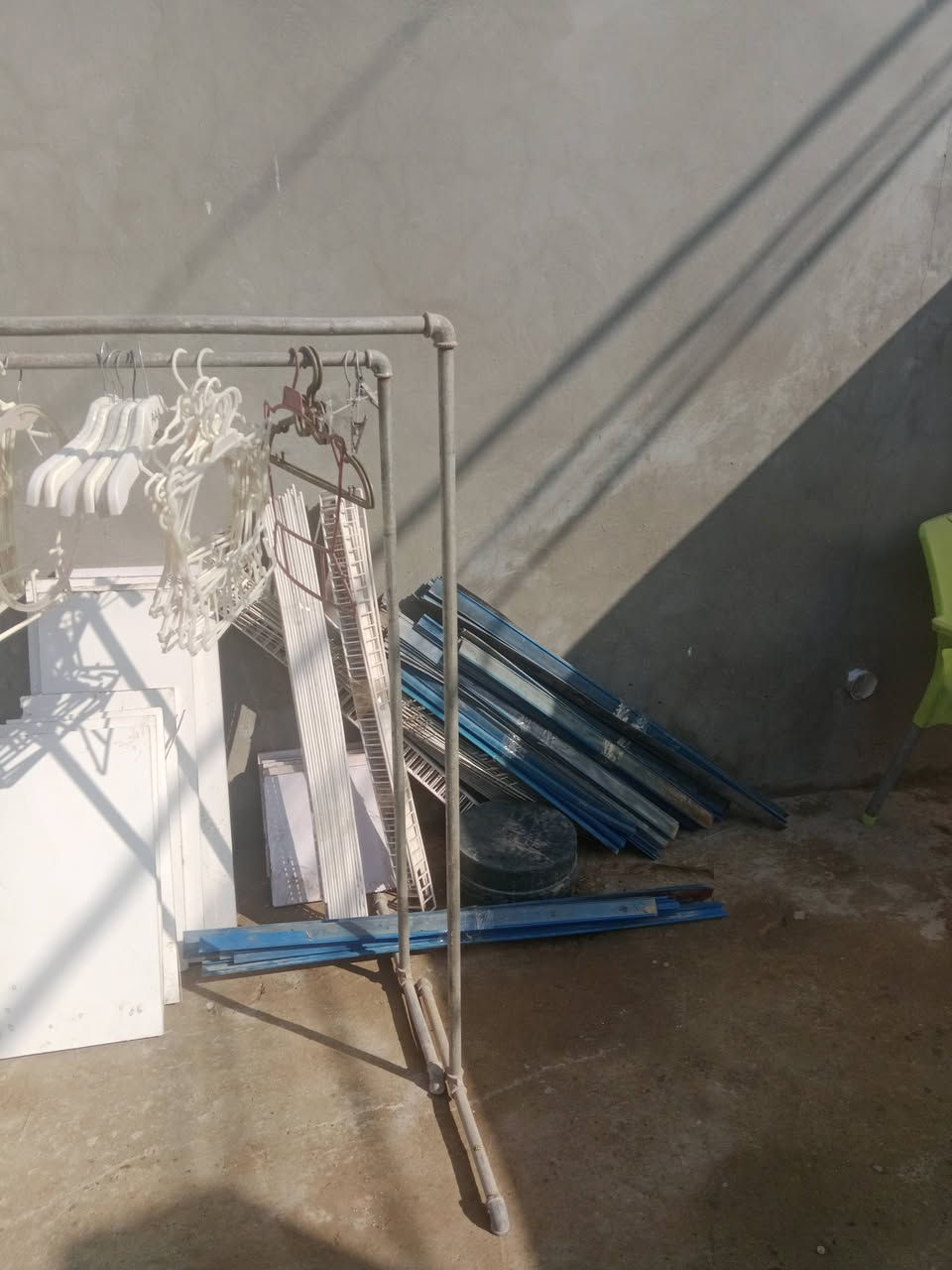 السلام عليكم رفوف حديد مع ملحقات كوزمتك تعاليك لبيع العنوان بابل العدد تقريبا 37 متر ***********
