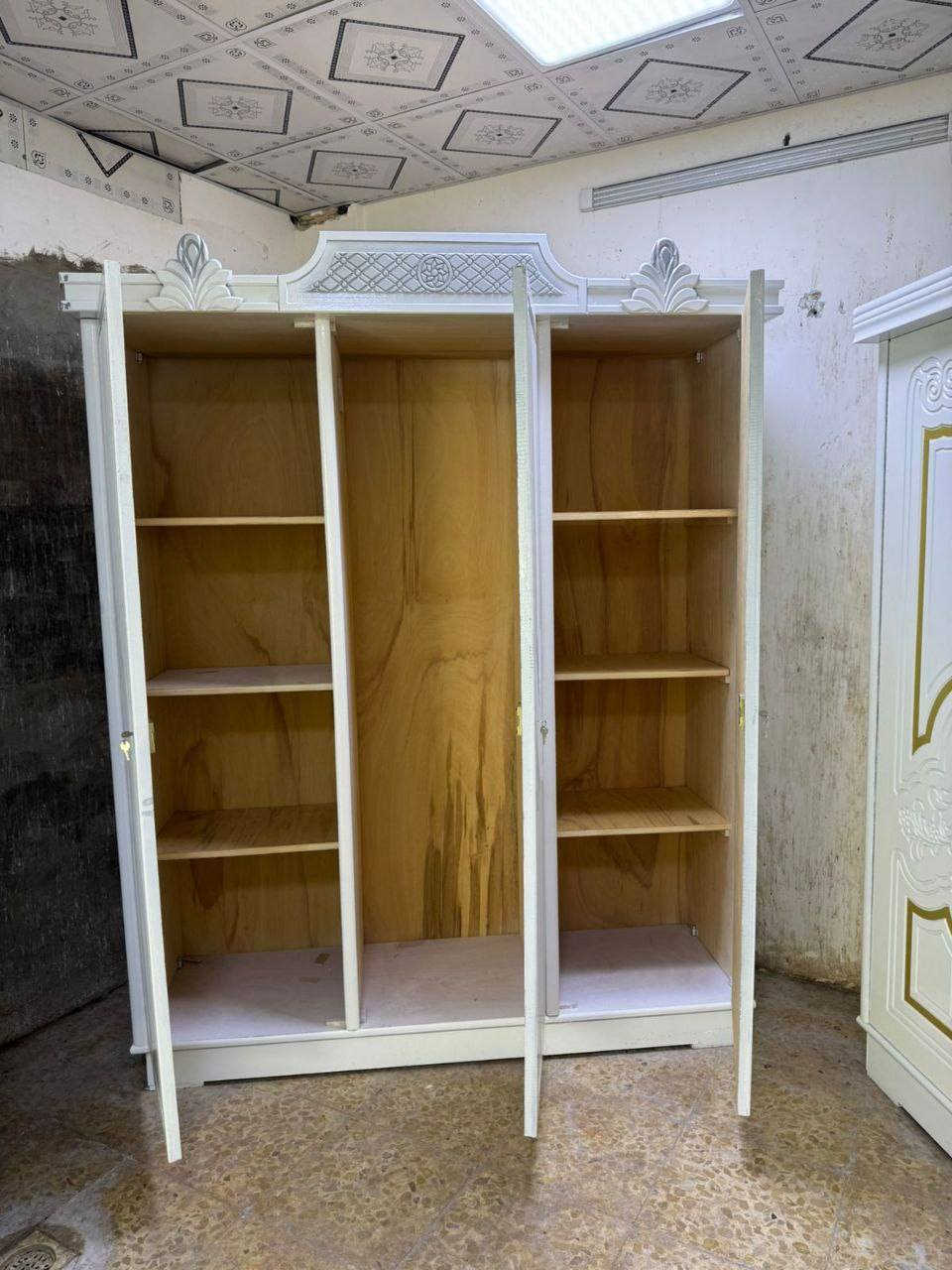 كنتور ثلاث ابواب شغل عراقي CNC سيبو
لون اوف وايت 
الخارج ام دي اف 9 ملم 
الداخل جام 3 ملم 
القاعدة بلوك صاج 16 ملم 
الظهر فتح وشد براغي 
النرمادة شريطية الماني على طول الباب
اليدات اصلية


**إذا كنت صاحب هذا الإعلان وتريد حذفه لأي سبب، رجاءا أرسل رسالة إلى الدعم الفني**