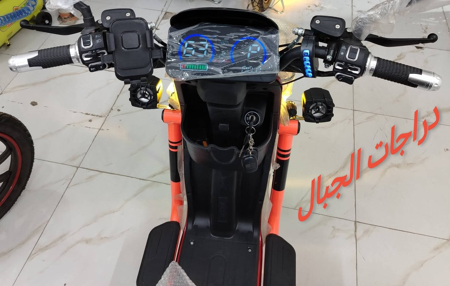 دراجات كهربائية X900
موصفات
1-خمسة بطاريات 60 فولت 25 أمبير
2-بلوتوث
3-شاشة كبيره
4-سماعات جانبيه
5-هورن عالي صوت 
6-بلاجتورات أمامية عدد اثنان
7-اناره لايت أمامي زينون عالي و ناصي أصفر و أبيض 
8-بريك ديسك امامي و خلفي 
9-حامل هاتف مع منفذ للشحن الهاتف
10-تحكم MB3 مع منفذ للشحن الهاتف 
11-تحكم R للرجوع إلى الخلف 
12-مرآت جانبيه
13-حساسات إنذار ضد السرقة
14-بصمة تشغيل عن بعد عدد اثنان
15-مفتاح تشغيل عدد اثنان
16-شاحنه رقميه
17-ملف 1200. W
الألوان المتوفرة-أبيض و ماروني و رصاصي و أسود  
توصيل جميع المحافظات العراق متوفر 
عنوانا كركوك حي الشهداء مقابل سوبر ماركت نهاد 
استفسار أكثر على أرقام التاليه
واتساب ***********
واتساب ***********
https://www.facebook.com/share/17gZStbwp2/

https://www.instagram.com/1981dragatalgebal?igsh=MWpodXI1dnl2d203Yw==
