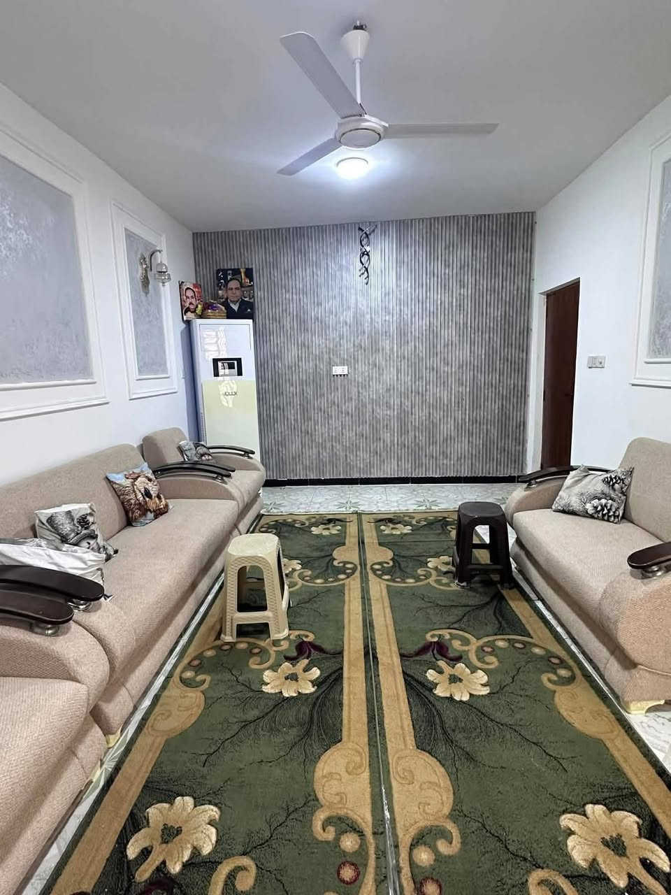 السلام عليكم
بيت للبيع:

الموقع/ العروبة الثالثة / قرب جامع العسكريين

المساحة/ 200متر كابو صرف... للبيع

ركن

يحتوي على:

الطابق الارضي:

غرفة عدد2

 استقبال

هول كببر

مطبخ 

صحيات عدد2

الطابق الاول/

غرفة عدد3 

صحيات/1

***********/رقم الهاتف
