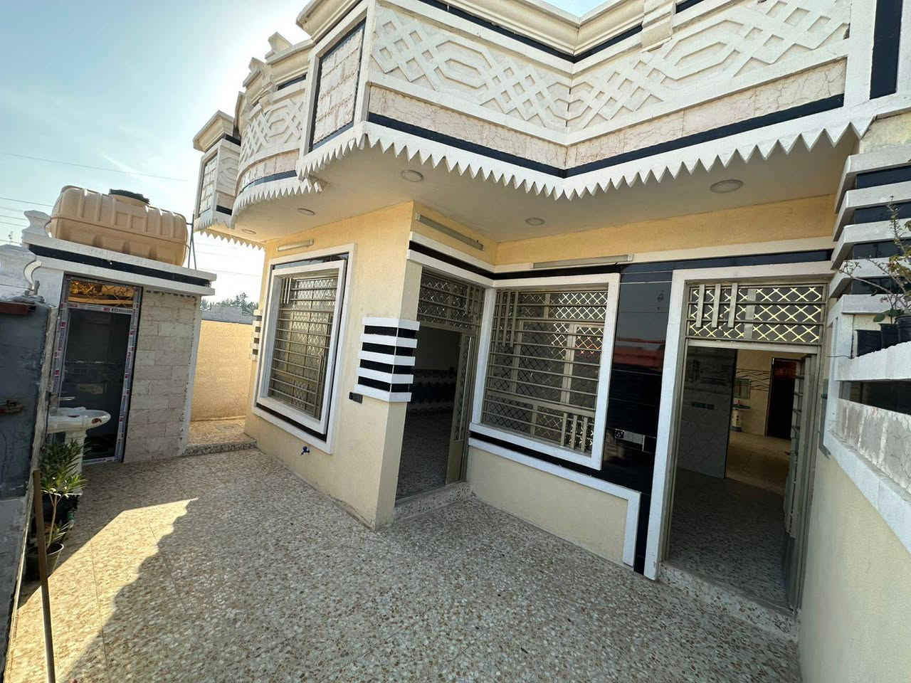 السلام عليكم بيت للبيع مساحة 190متر زراعي سند 117في بغداد( منطقة الاصلاح) قرب السريدات وقريب على سريع شعب و 10دقائق عن الجزيرة بغداد السياحية يتكون البيت من غرفتين نوم وصالة استقبال ومطبخ مع صحيات داخلية وخارجية بناء حديث السعر 80وبي مجال الشراي يتصل ***********

