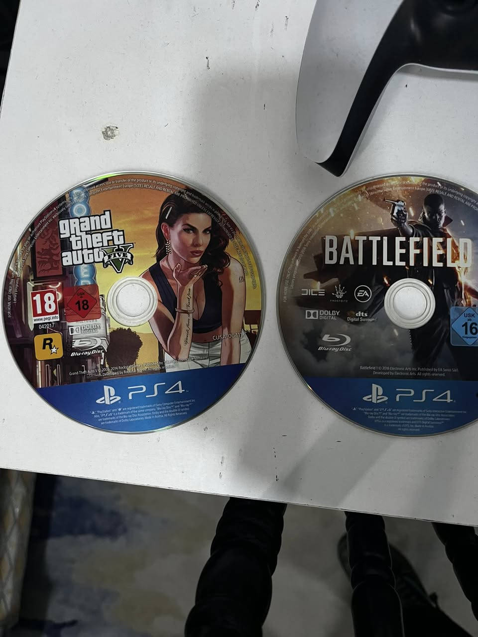 سلام عليكم بلي 5 سلم للبيع مع اقراص ٣ بيس 2019
باتلفيلد1
جي تي اي 5
مع يده إضافيه مال بلي ٤ تنلعب بال بلي ٥
البلي جدادته ٩٩ ٪؜
كلش نضيف موجوده غراضه وكارتونته السعر ٧٣٥
بي مجال جداً بسيط
***********
المكان كراده داخل 
موجود واتساب وخاص
