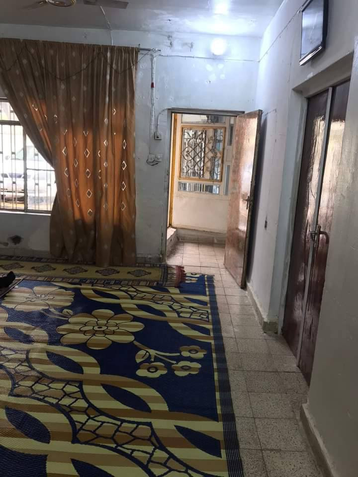 السلام عليكم بيت للبيع طابو ملك صرف،
منطقة الوليد  تبليط ومجاري..
واجهة 12ونص مساحة 355 
كراج وحدبقة كبار وصحيات داخلية وخارجية،
مطبخ  كبير ومطبخ صغير وحولي وترك واستقبال وغرفتين نوم ارضي وغرفتين نوم طابق ثاني وبيتونة وسطح.
للاتصال ***********
يرهم نصف للبيع ايضا
سعر 400
