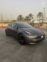 تسلا موديل y 2023  لونك رينج دبل ماطور  ماشي ٤٠  داخل اسود  تخم تاير ج...