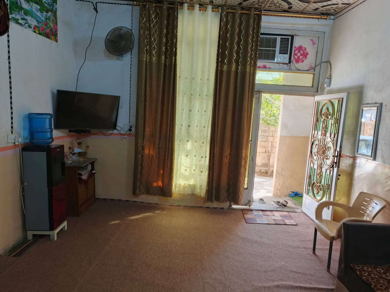 بيت للبيع البستنه زراعي يتكون من غرفتين 5*4 وهول 5*4 استقبال 5*4
ومطبخ 4*3ونص مساحته أكثر من 230متر
الغرفتين صب والحمام والصيحات والباقي سندويج 
السعر 40وبي مجال

استفسار /***********
