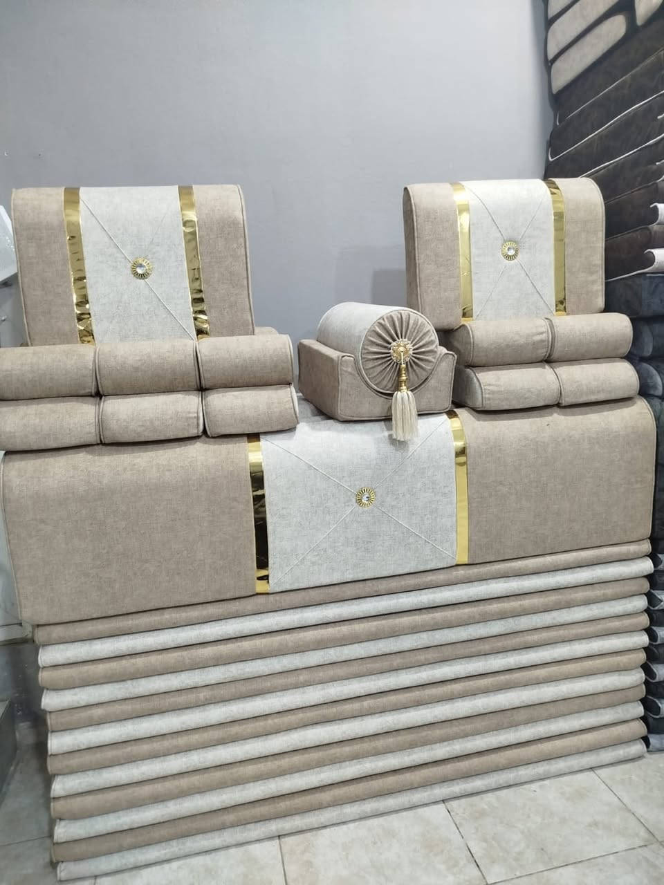 عرض خاص ولفتره محدوده
جلسه عربيه متوفر جمله ومفرد الكميه خير من الله
نوع الاسفنج ضغط عالي 
الضمان ثلاث سنوات 
الشغل درجه اولى 
نوع الاسفنج مميز اول
ارتفاع المقعد ١٠سم
عرض المقعد70سم
طول القطعه ١٨٠سم عداد المجلس كامل ؟؟20 قطعة 
العنوان أربيل 
توجد خدمه توصيل لكافه المحافظات 
للحجز او الاستفسار راسلونا ع الصفحه 
او الاتصال ع الرقم وتساب ***********:***********
